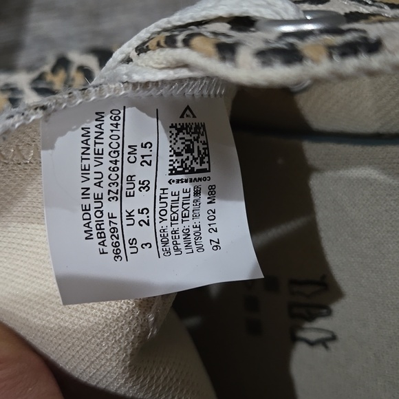 Converse cheetah print size 3 youth - Picture 2 of 3